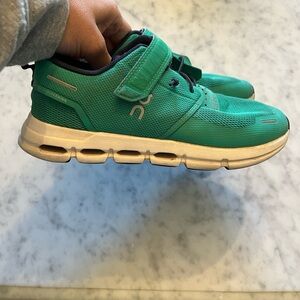 ON Cloud Kid’s Sneakers Size 2.5 ⭐️missing insoles